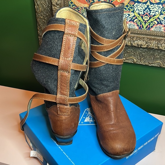 John Fluevog Truth double strap ankle boot. Brown saddle leather and grey wool. - Picture 2 of 10